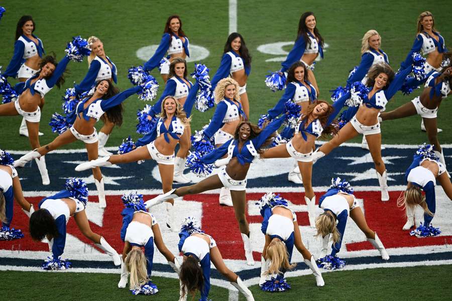 Cheerleders dos Cowboys receberam o carinho do público brasileiro no Maracanã Cheerleders dos Cowboys receberam o carinho do público brasileiro no Maracanã