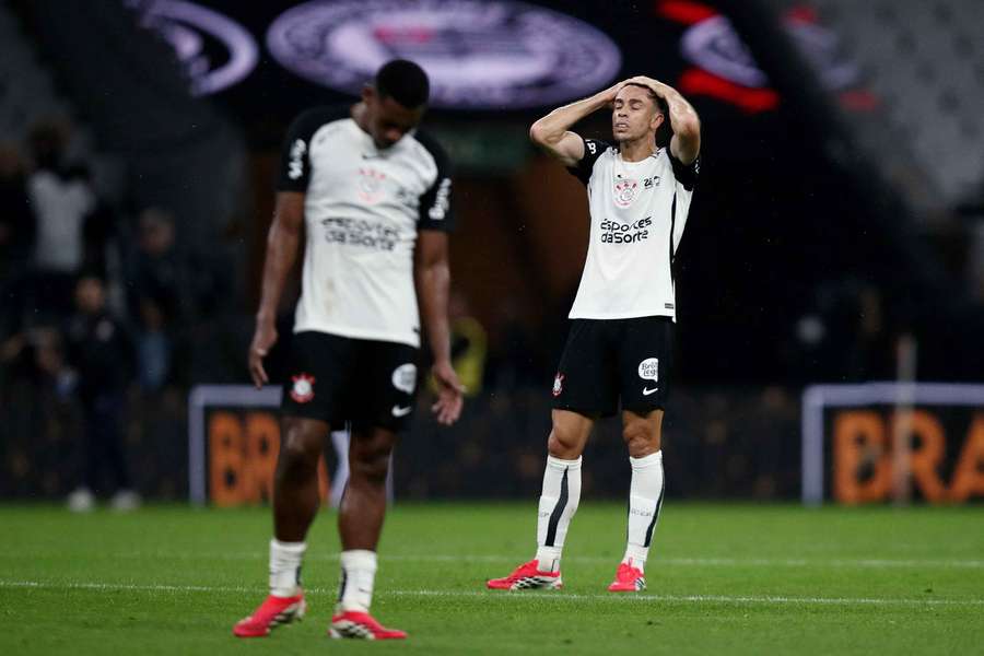 Timão apanhou do Coxa em casa
