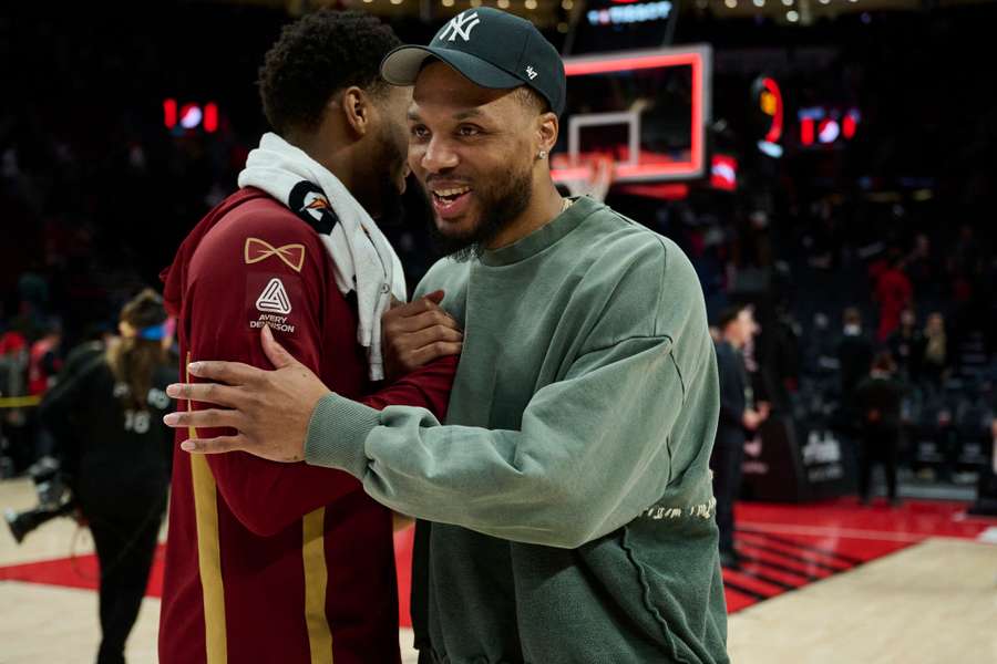 Lillard cumprimenta Donovan Mitchell: ambos vão participar no concurso de triplos