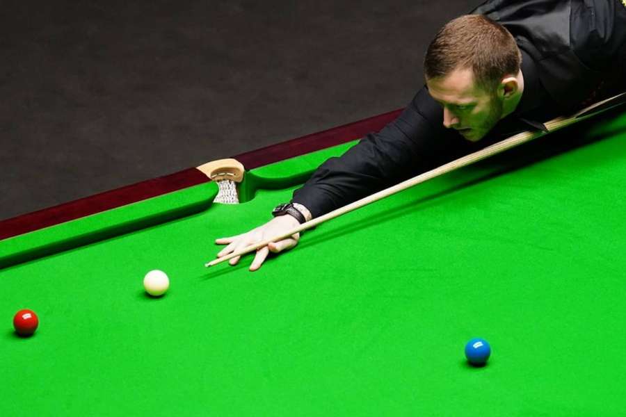 Mark Allen prepares to take a shot in his semi-final clash against Mark Selby