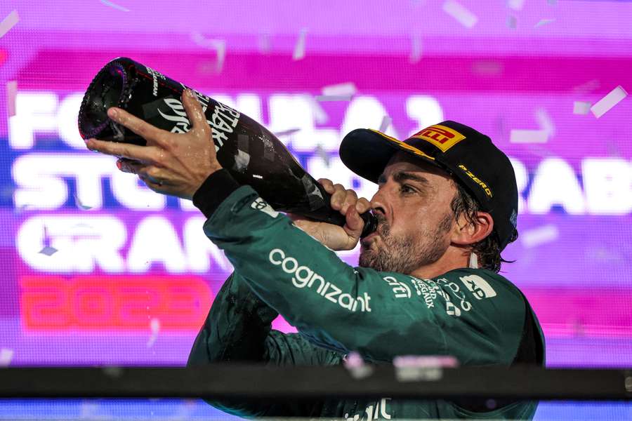 Fernando Alonso, celebrando su podio 100