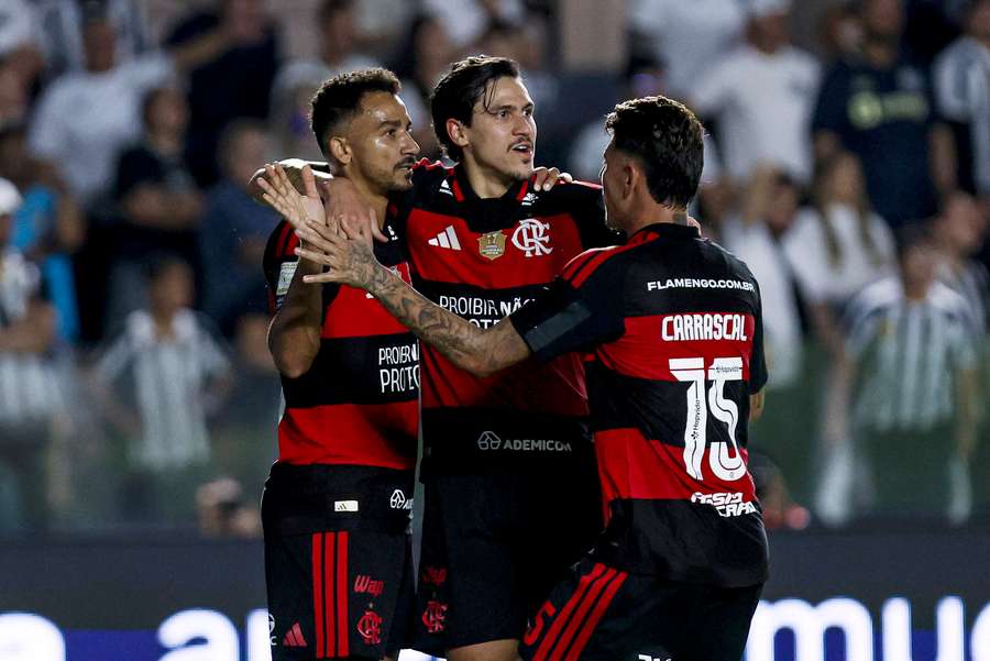 Danilo recebe carinho dos companheiros após marcar contra o Santos Danilo recebe carinho dos companheiros após marcar contra o Santos
