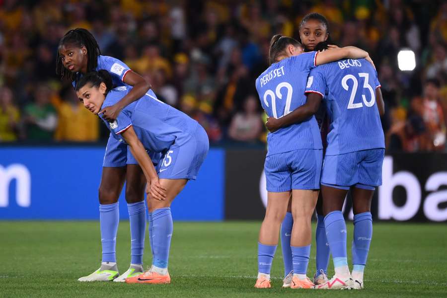 Les Bleues ont été éliminé, mais les Bleues ont rassemblé.