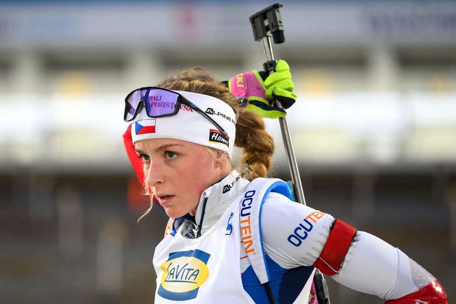 Poslední české biatlonové stupně vítězů v SP má na svědomí Markéta Davidová, v prosinci 2022 byla třetí ve stíhačce v Hochfilzenu.