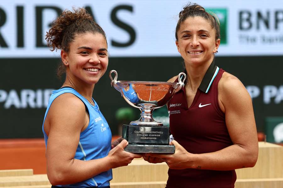 Jasmine Paolini e Sara Errani con la coppa
