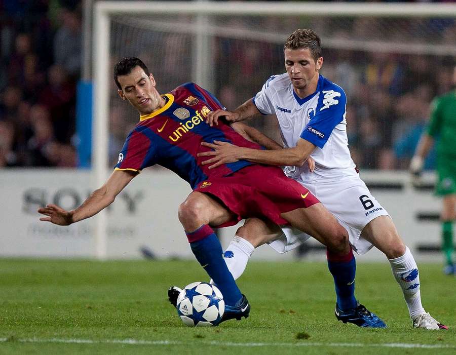 Claudemir i kamp mod Sergio Busquets i Champions League i 2010