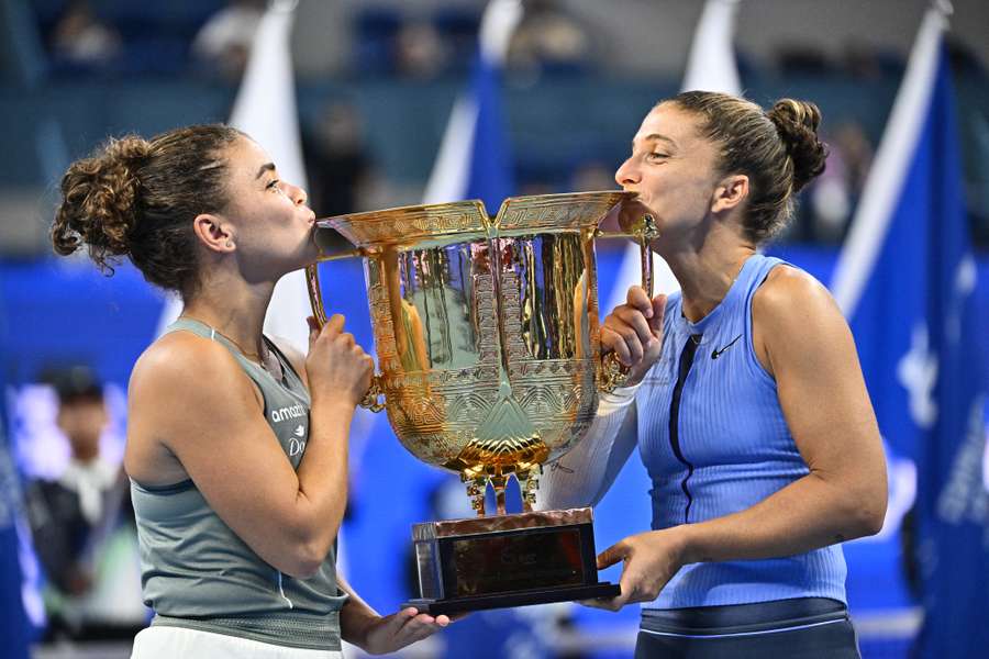 Sara Errani e Jasmine Paolini con il trofeo vinto a Pechino Sara Errani e Jasmine Paolini con il trofeo vinto a Pechino
