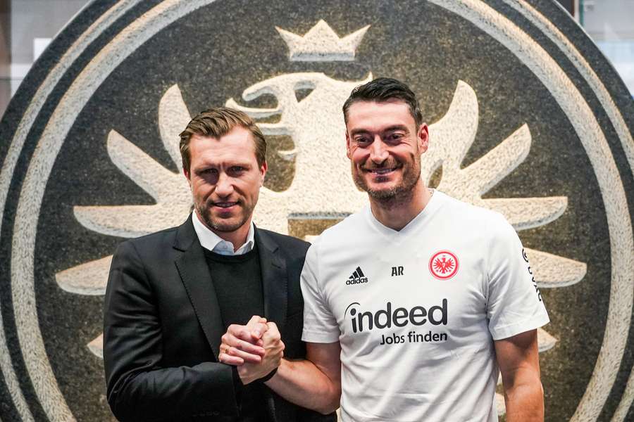 Sportvorstand Krösche (l.) und Albert Riera (r.)