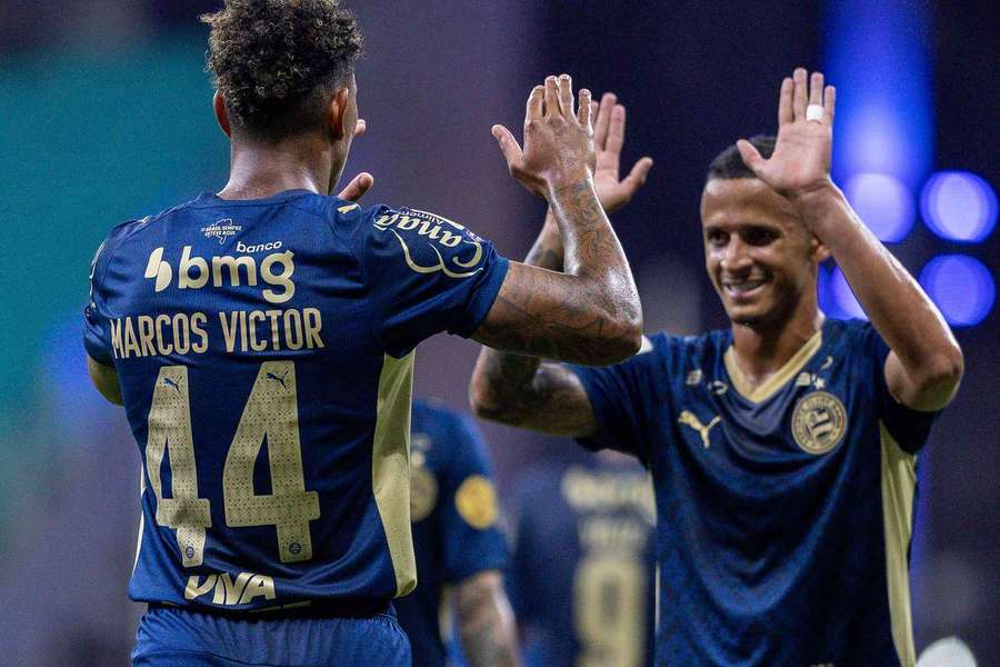 Luciano Juba comemora com Marcos Victor após marcar de pênalti Luciano Juba comemora com Marcos Victor após marcar de pênalti