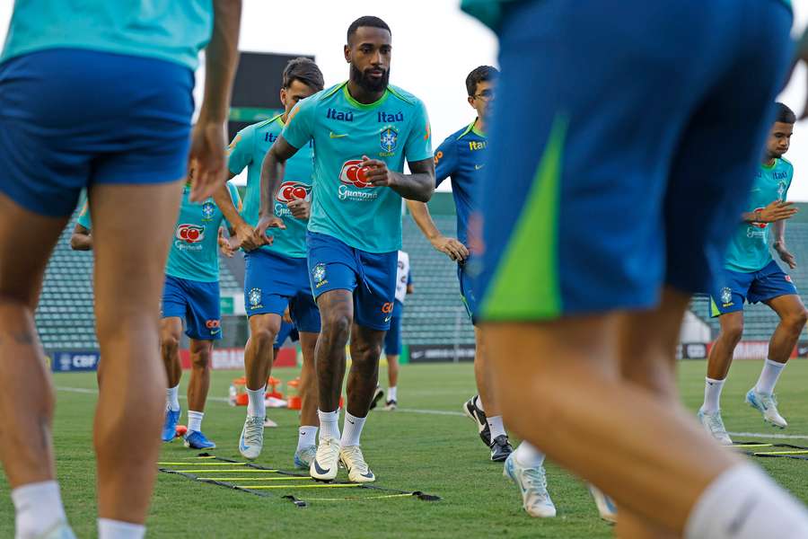 Gerson durante treino da Seleção em Brasília