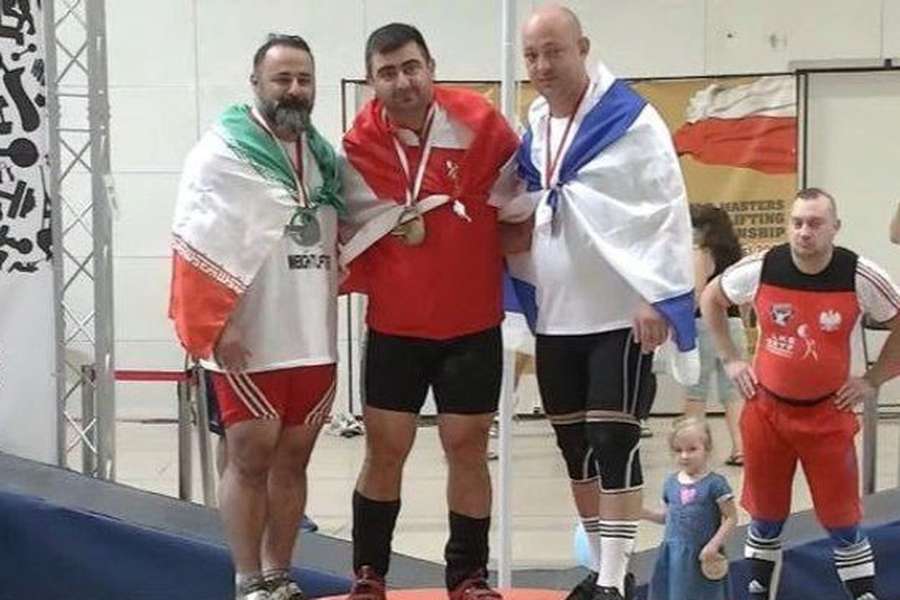 Mustafa Rajaei cumprimentou Maksim Svirsky e foi suspensou pela federação iraniana de halterofilismo Mustafa Rajaei cumprimentou Maksim Svirsky e foi suspensou pela federação iraniana de halterofilismo