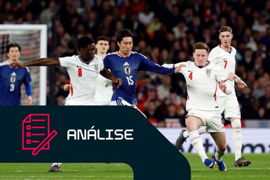 Kobbie Mainoo e Elliot Anderson, da Inglaterra, desafiam Kaoru Mitoma, do Japão