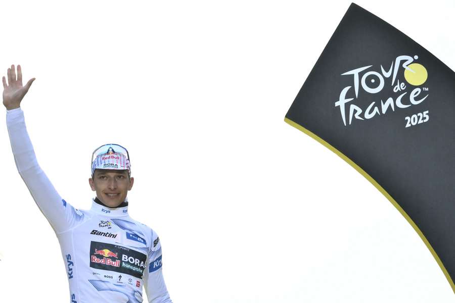 Lipowitz bei der Ehrung als bester Jungprofi der Tour de France 2025