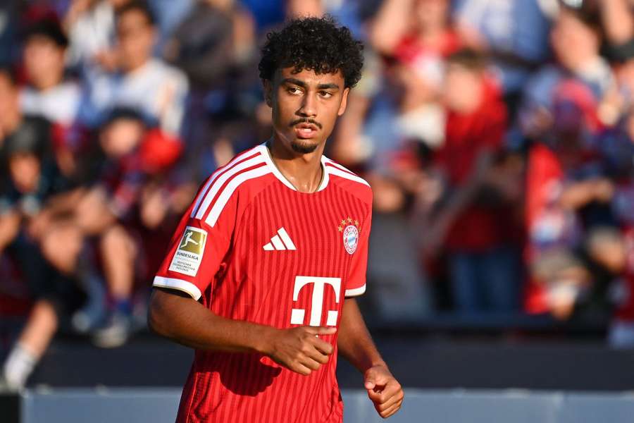 Novo reforço Brown com a nova camisola principal do FC Bayern