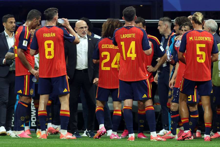 Luis de la Fuente mit seinen Spielern. Luis de la Fuente mit seinen Spielern.