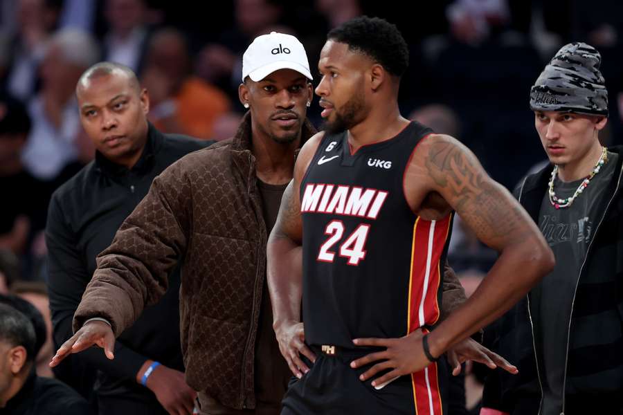 In zivil gibt Heat-Schlüsselspieler Jimmy Butler Ratschläge an Kollege Haywood Highsmith.