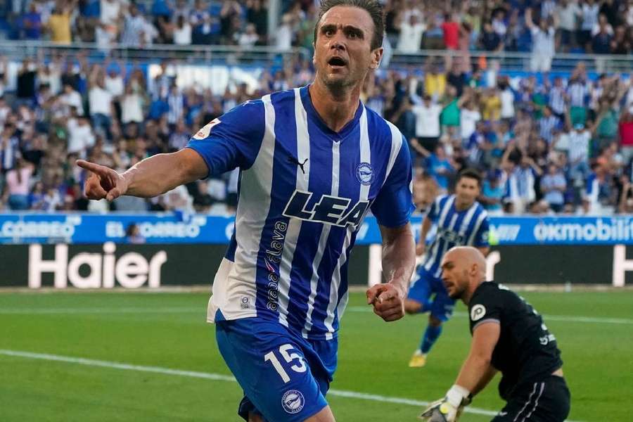 Kike García fez dois gols na vitória do Alavés sobre o Sevilla