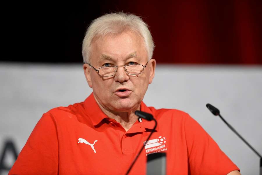 Benno Möhlmann hat sich eine besondere Idee zur Reduzierung der Trainerentlassungen im Fußball ausgedacht.