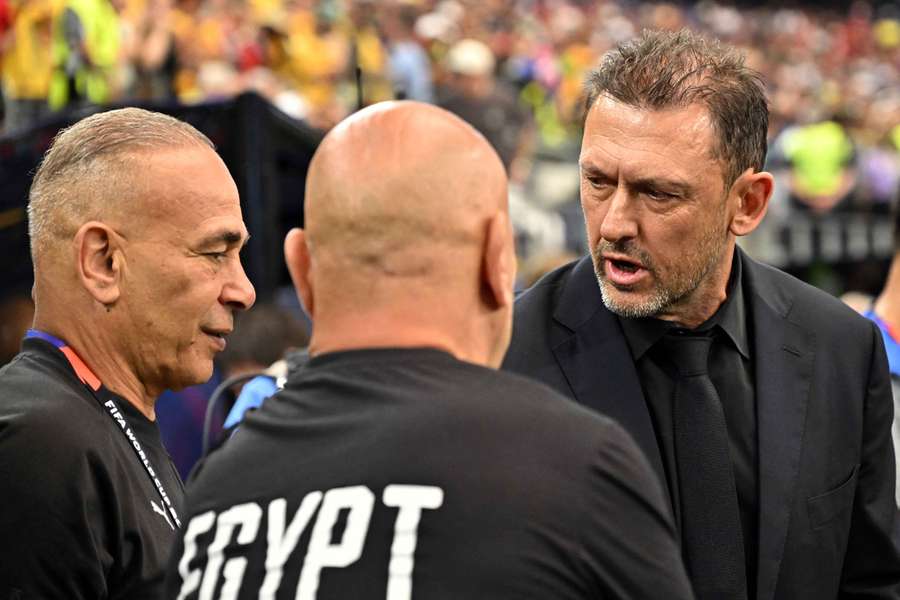 Hossam Hassan (Egito) e Tony Popovic (Austrália) Hossam Hassan (Egito) e Tony Popovic (Austrália)
