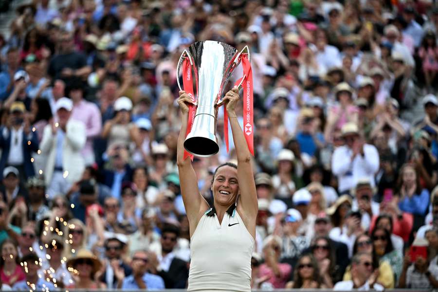Tatjana Maria levanta el trofeo tras ganar a Amanda Anisimova.