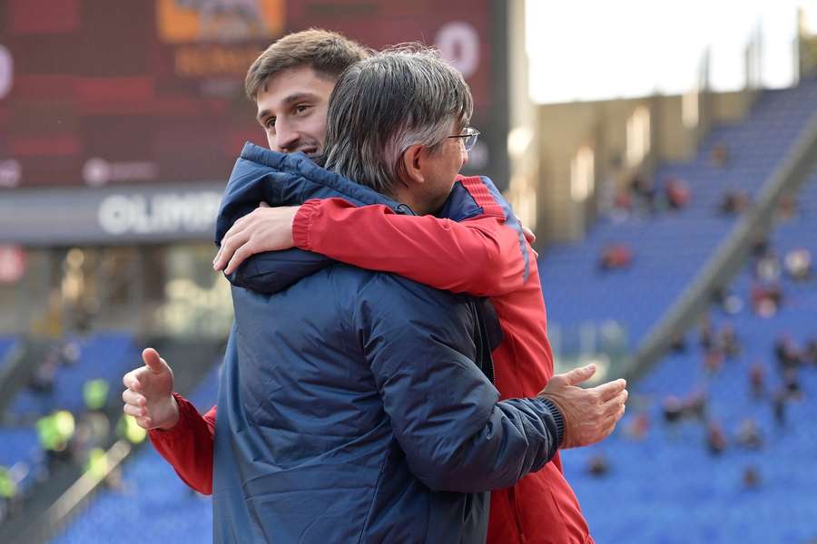 El abrazo entre Juric y Kumbulla El abrazo entre Juric y Kumbulla