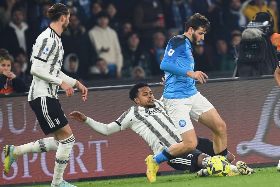 Juventus' Weston McKennie met een sliding op Napoli's Khvicha Kvaratskhelia tijdens de eerdere ontmoeting dit seizoen op 13 januari