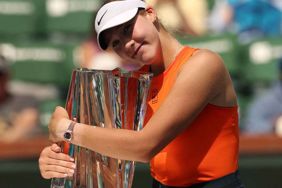 Mirra Andreeva posa con el trofeo tras vencer a Aryna Sabalenka en la final de Indian Wells