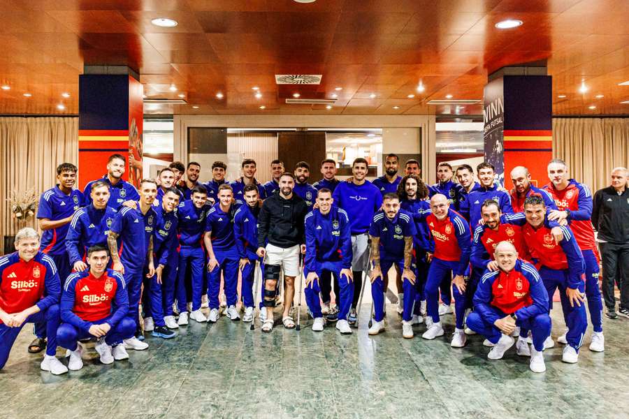 Foto de familia de los internacionales con Carvajal, Le Normand y Rodri