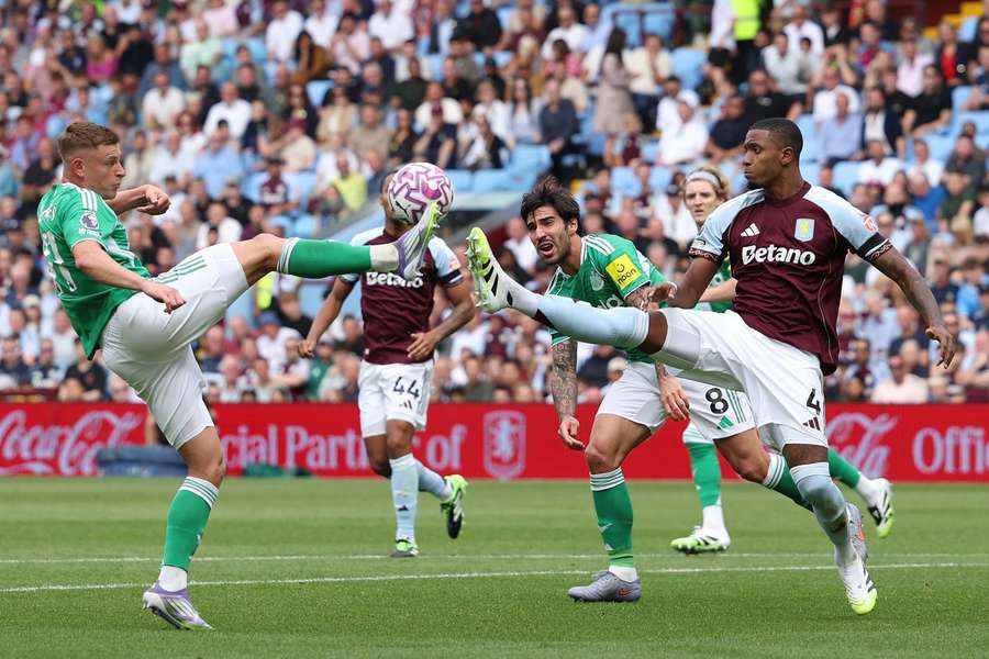 Konsa (Derecha) y Barnes luchan por el balón