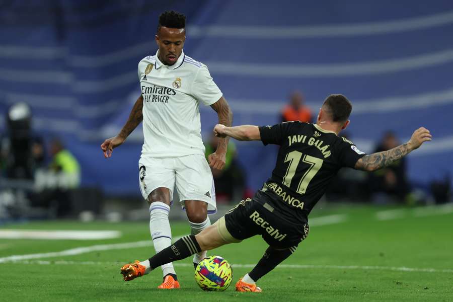 Javi Galán intenta frenar a Militao durante un Real Madrid-Celta