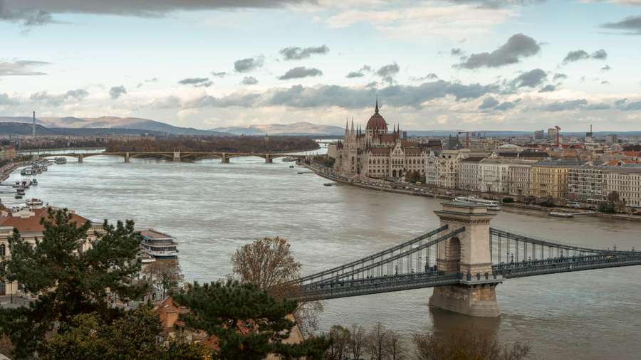 Buda à esquerda do Danúbio, Peste à direita Buda à esquerda do Danúbio, Peste à direita