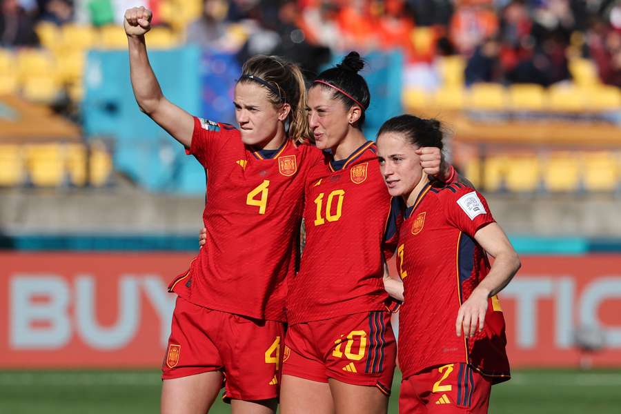 V.l.n.r.: Irene Paredes, Jennifer Hermoso en Ona Batlle vieren de 1-0 tegen Nederland