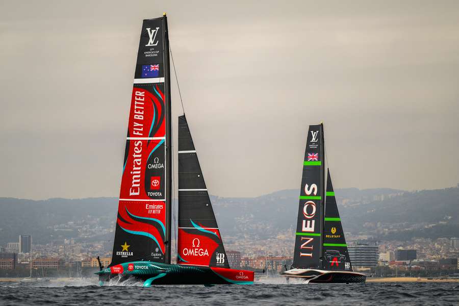 Team New Zealand et Ineos Britannia dimanche.