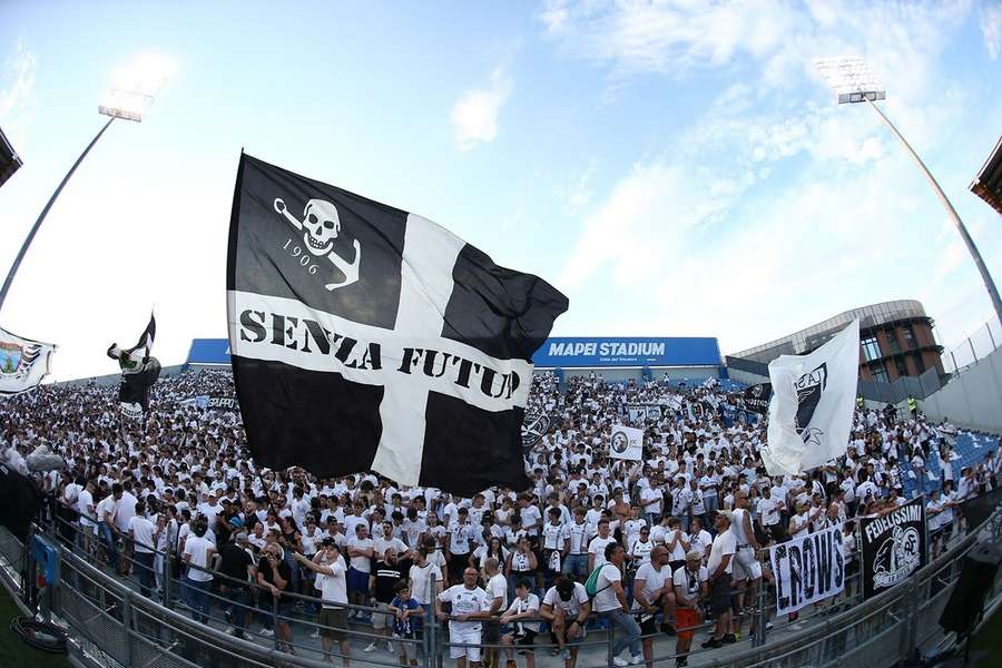 Calcio, proteste dei tifosi dello Spezia contro il nuovo logo: 'Sembra simbolo neonazista" Calcio, proteste dei tifosi dello Spezia contro il nuovo logo: 'Sembra simbolo neonazista"