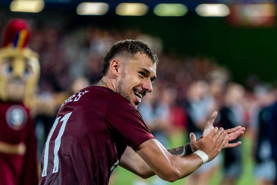 Matěj Ryneš se jeví jako nejlepší sparťanský bek. Matěj Ryneš se jeví jako nejlepší sparťanský bek.