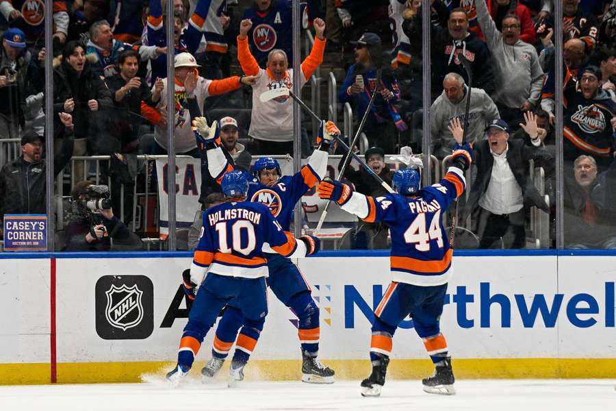 New York Islanders pokonali obrońców tytułu i przedłużyli serię zwycięstw do pięciu New York Islanders pokonali obrońców tytułu i przedłużyli serię zwycięstw do pięciu