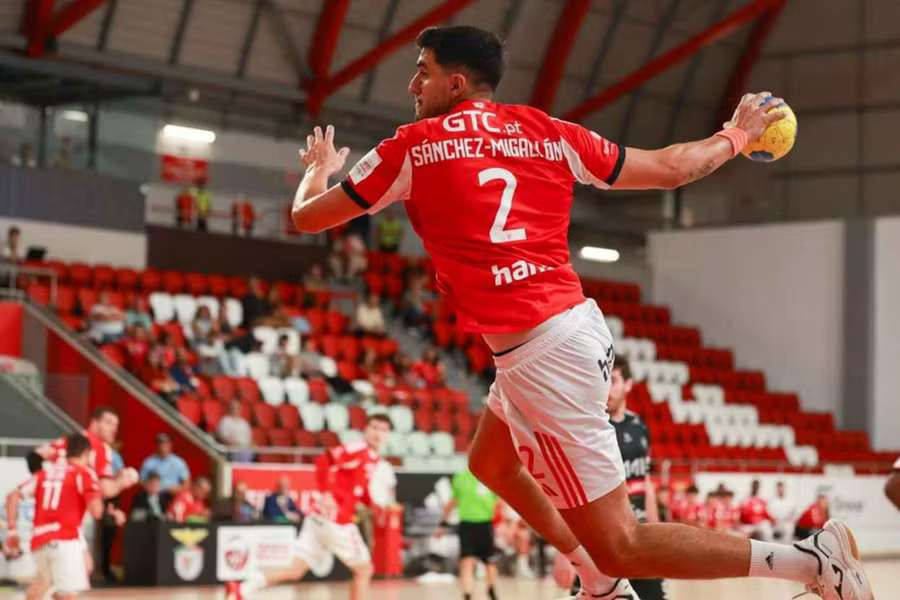 Vitória no Restelo dá ao Benfica a liderança, à condição