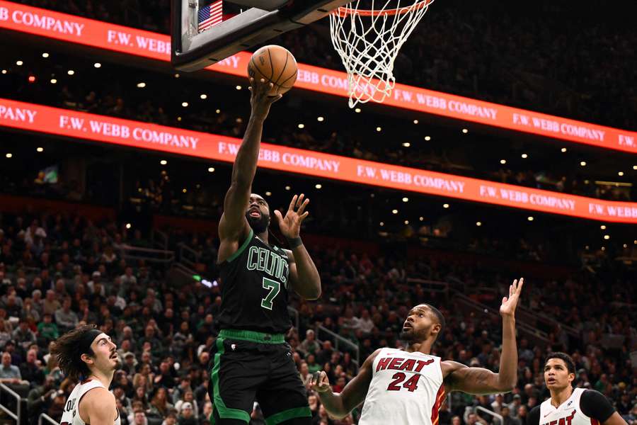 Jaylen Brown va a canestro