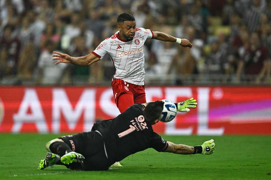 El portero del Fluminense trata de evitar el gol.