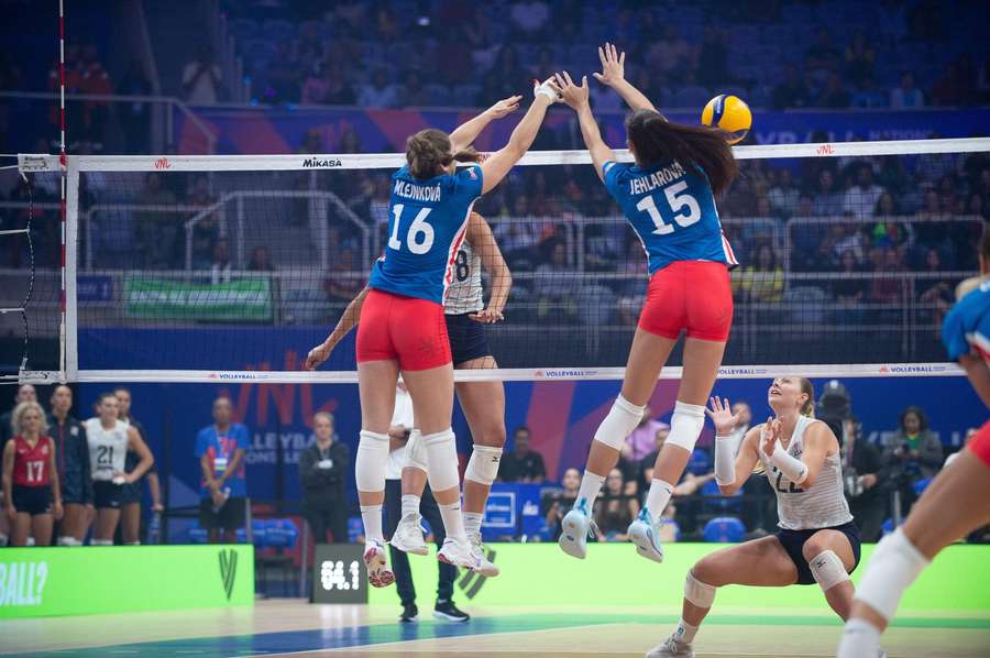 Mlejnková (vlevo) nasbírala v utkání 13 bodů. (archivní foto)