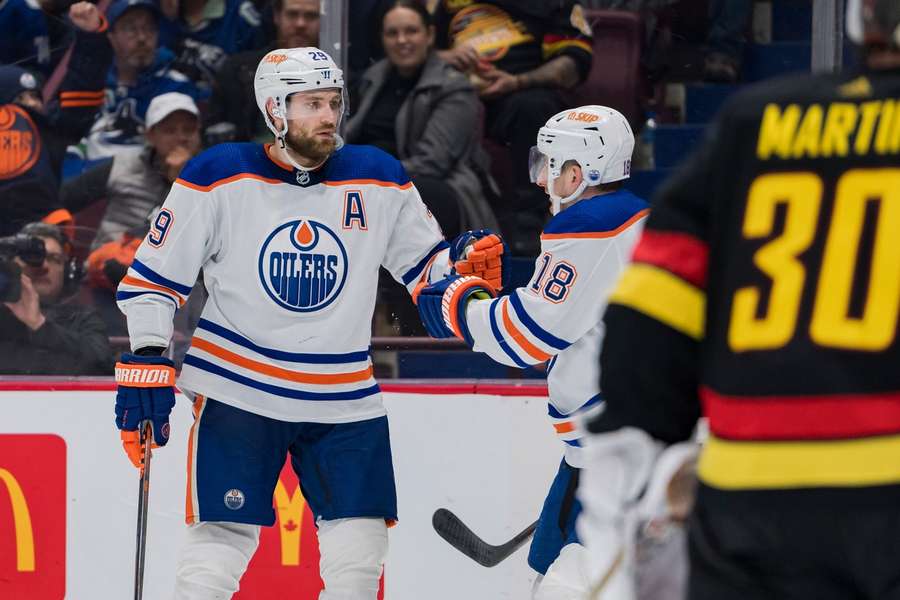 Die Edmonton Oilers um Leon Draisaitl (links) bleiben schlugen die Vancouver Canucks 4.2 und feierten den sechsten Sieg in Folge
