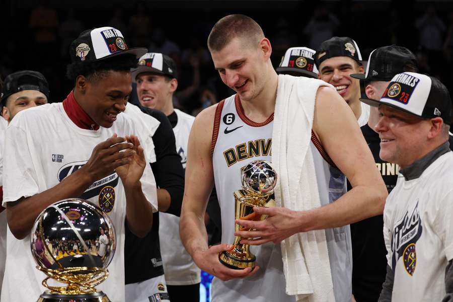 Nikola Jokic recebe o seu MVP das finais da Conferência Oeste