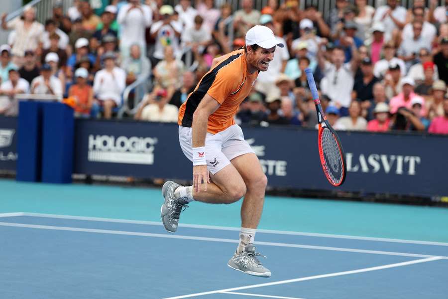 Andy Murray urla di dolore dopo essersi fatto male alla caviglia sinistra durante la partita contro Tomas Machac al Miami Open