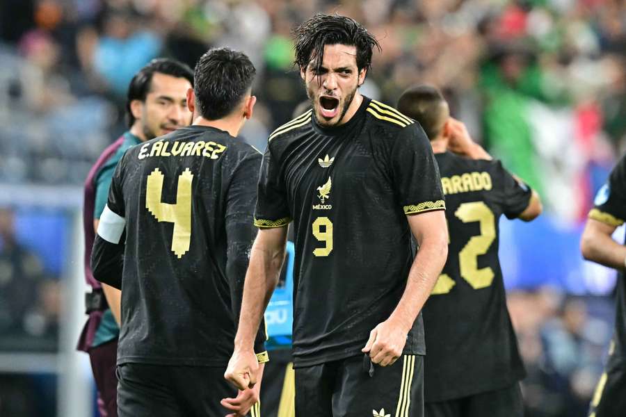 Raúl celebra uno de los goles.