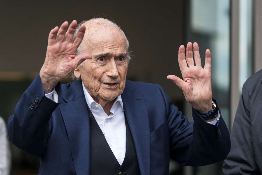 Blatter opuszcza sąd po wyroku w sprawie apelacji wniesionej przez szwajcarską prokuraturę przeciwko byłym prezesom UEFA i FIFA, 25 marca 2025 r. Blatter opuszcza sąd po wyroku w sprawie apelacji wniesionej przez szwajcarską prokuraturę przeciwko byłym prezesom UEFA i FIFA, 25 marca 2025 r.