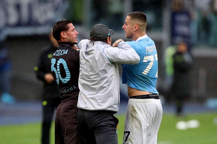 Mazzocchi e Marusic si scontrano, Conte prova a separarli