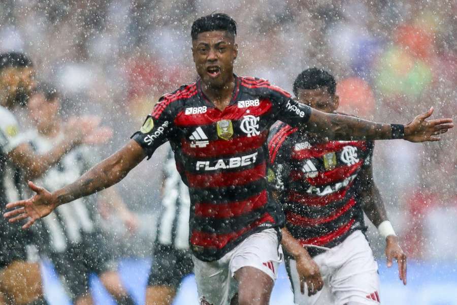 Bruno Henrique fez dois golos na Supertaça entre Botafogo e Flamengo