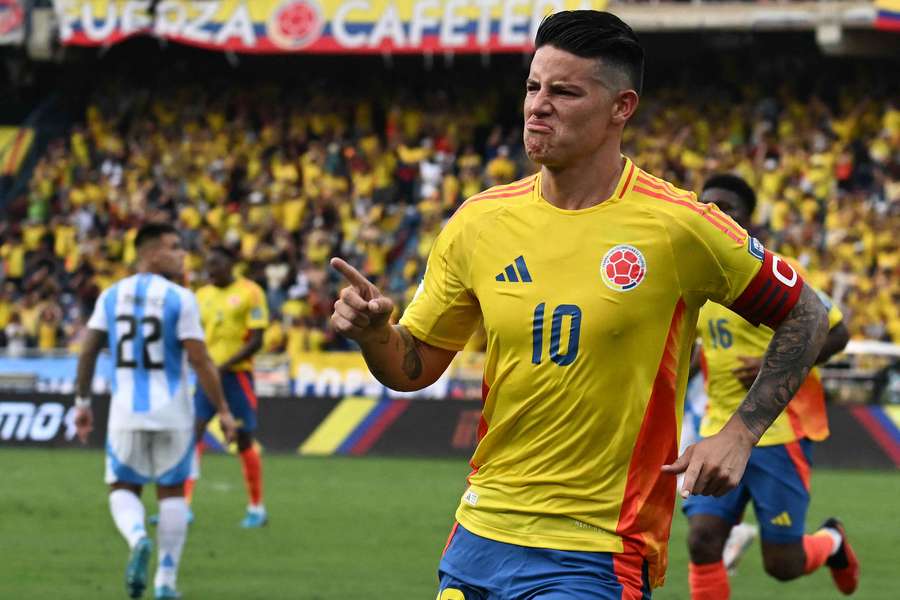 James Rodríguez festeja o 2-1, no penálti cometido por Otamendi