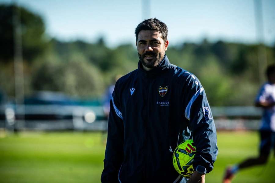 Vicente Iborra, en su anterior faceta como segundo entrenador del Levante