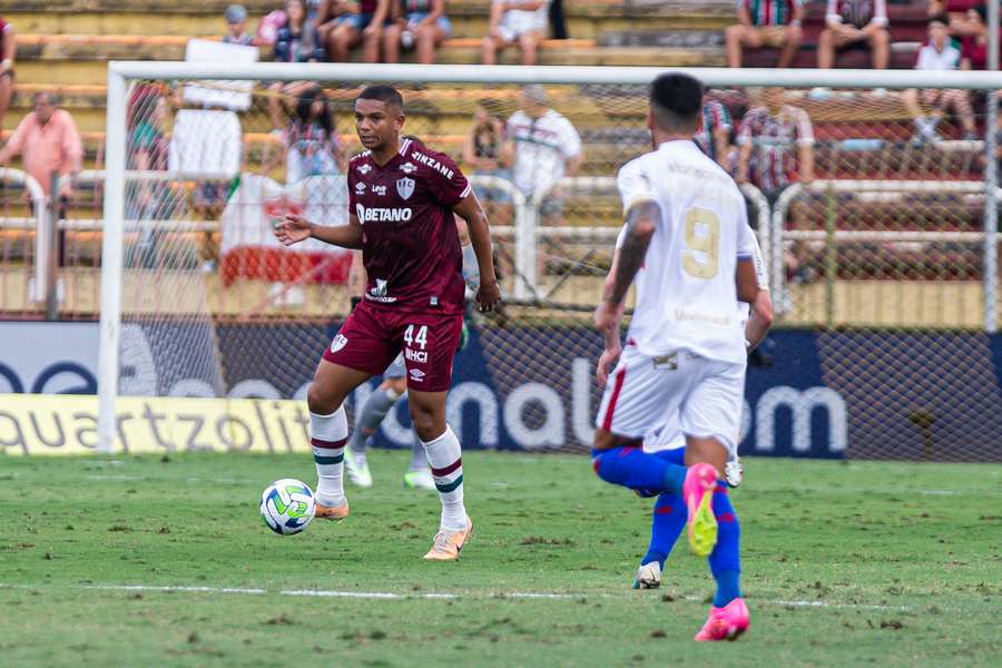 Gramado do Raulino de Oliveira estava em péssimo estado